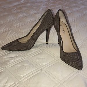 Guess pumps size 9